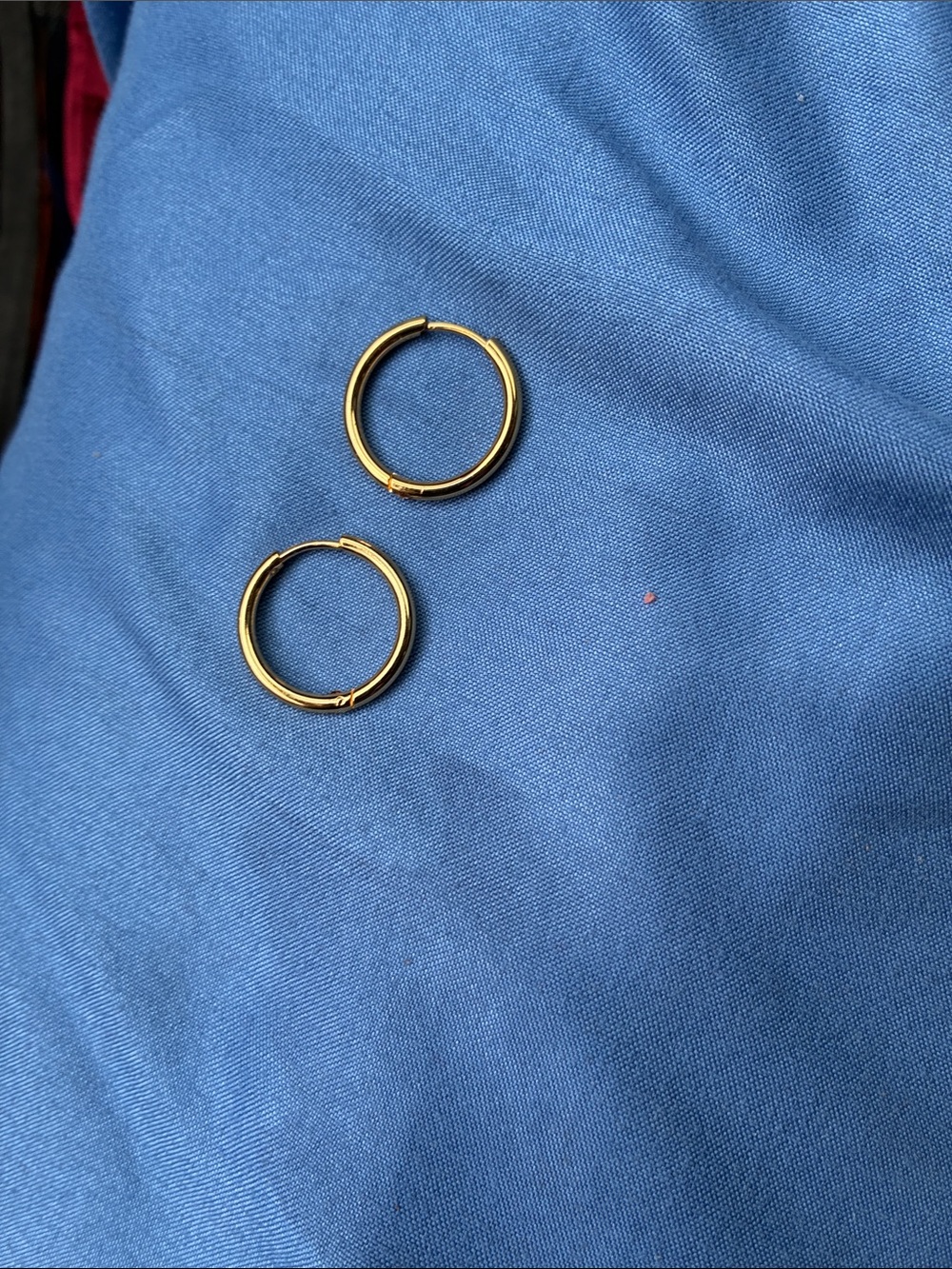 Gold-Tone Men’s Hoop Earrings — Classic Small Huggie Pair